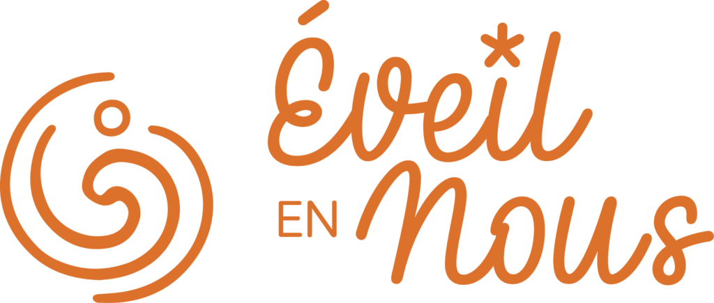 Logo secondaire orange Éveil en Nous – symbole de lumière intérieure, de douceur et d’énergie bienveillante